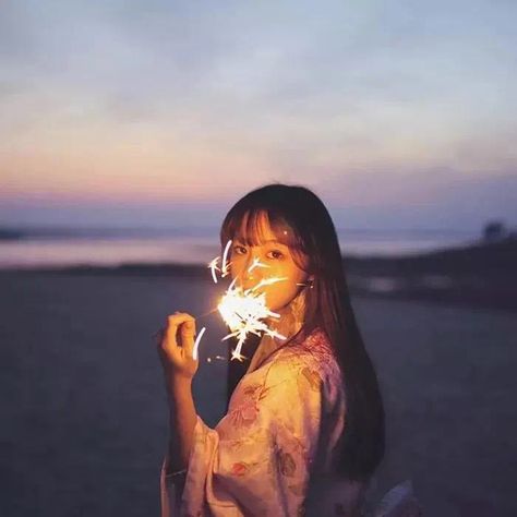 Holding Sparkler Pose, Sparklers Photoshoot, Firework Photoshoot, Fireworks Photo, Debut Photoshoot, Catching Fireflies, Japanese Festival, Miles Morales Spiderman, 사진 촬영 포즈