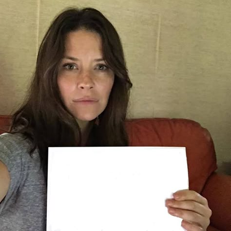 Girl Holding Paper, Lord Of The Rings Women, Evangeline Lilly Lost, Woman Holding Paper, Evangeline Lilly Wasp, Nicole Evangeline Lilly, Kate Austen, Evangeline Lily, Holding Paper