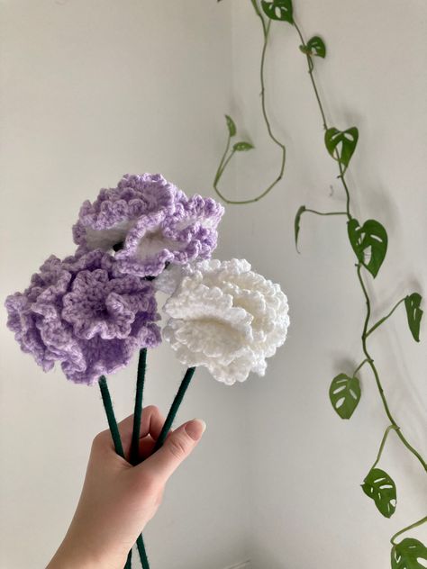 Crochet White Flower Bouquet, Carnation Crochet Pattern, Purple Crochet Flowers, Crochet Carnation Bouquet, Crochet Carnation Pattern Free, Carnations Crochet, Carnation Flower Crochet, Crochet Lavender Flower, Crochet Carnation Flower