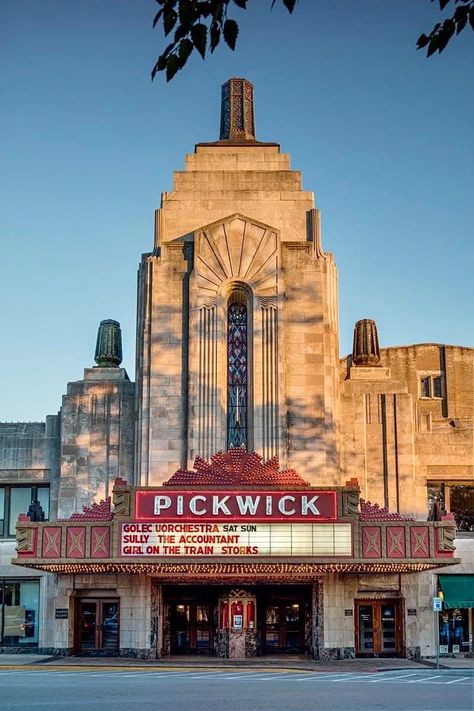 Theater Design Architecture, Theater Exterior, Sims Exterior, Pioneer Town, 1920s Architecture, Theater Building, Theatre Architecture, Art Deco Theater, Cinema Architecture