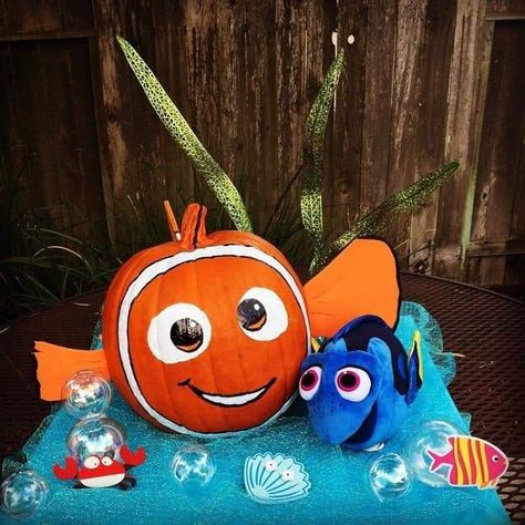 Nemo Pumpkin Decorating, Finding Nemo Pumpkin Painting, Painted Pumpkins Book Characters, Nemo Pumpkin Painting Ideas, Dory Pumpkin Painting, Finding Nemo Pumpkin, Nemo Pumpkin, Diy Pumpkins Painting, Disney Pumpkin Painting