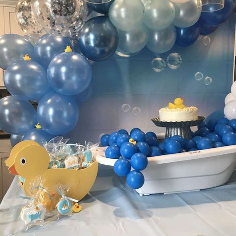 Rubber Duck Balloon Arch, Rubber Duck Birthday Party Ideas, Rubber Duck Party, Duck Birthday Theme, Duck Cupcakes, Rubber Duck Birthday, Duck Party, Ducky Baby Shower, Rubber Ducky Baby Shower