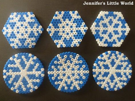 SNOWFLAKES!! What a fun thing to make with Perler Beads! Snowflake Perler Bead Patterns, Bead Snowflakes, Beads Craft Kids, Hama Beads Christmas, Christmas Perler Beads, Melty Bead Patterns, Hama Beads Design, Beaded Snowflakes, Perler Bead Templates