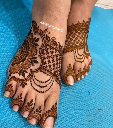 Mehandi For Legs Simple, Legs Mehndi Design Simple, Foot Mehndi Designs Unique, Lag Mehndi Design, Mehndi 2023, Feet Mehndi Designs, Leg Mehendi, Leg Mehndi Design, Leg Mehendi Design