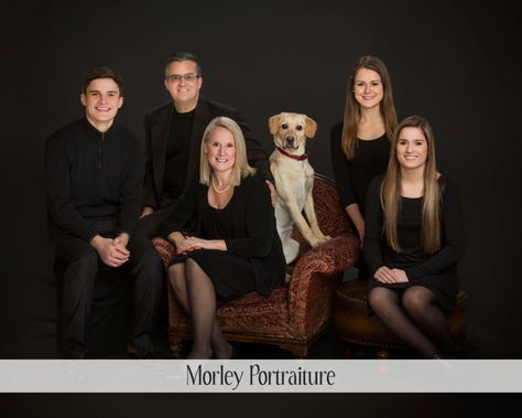 Background Family, Studio Family Portraits, Family Photo Studio, Family Potrait, Family Portrait Outfits, Family Studio Photography, Large Family Photos, Family Photoshoot Poses, Family Portrait Poses