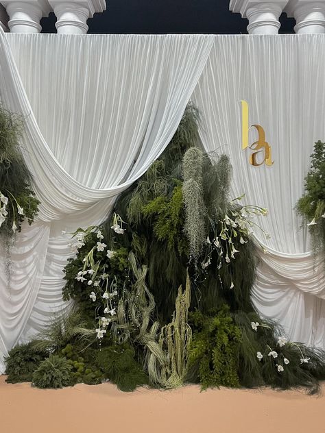 Drapery Wedding Backdrop, Wedding Photobooth Decoration, Wedding Photobooth Ideas Backdrops, Wedding Foyer, Cozy Holiday Decor, Photobooth Backdrop, Dream Wedding Decorations, Wedding Backdrop Design, Arch Flowers