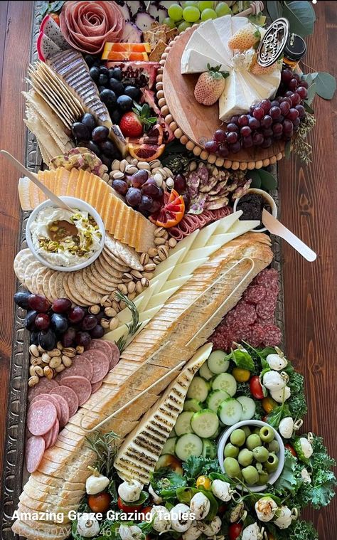 Chakurity Board, Sharqutary Board Ideas, Chauctier Table Ideas, Building Charcuterie Board, Cutery Board Ideas Party, Elevated Charcuterie Board, Charquetery Board, Finger Food Desserts, Charcuterie Appetizers