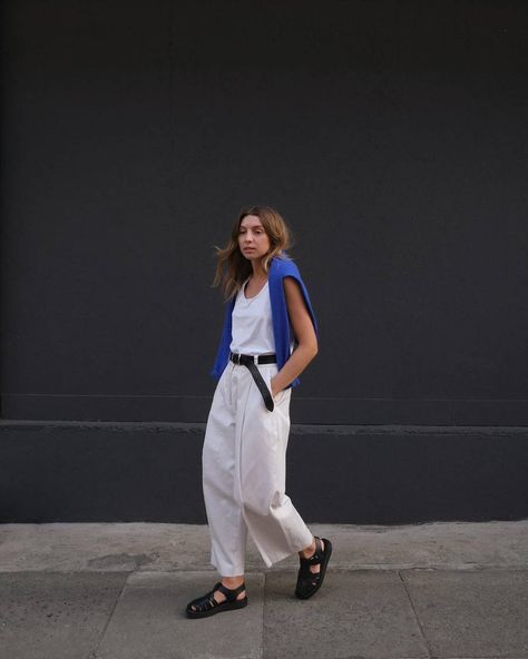 Fisherman Sandals Outfit, White Casual Outfit, Brittany Bathgate, Linen Blend Pants, Outfit Formulas, Best Wear, White Pants, White Casual, Minimalist Outfit