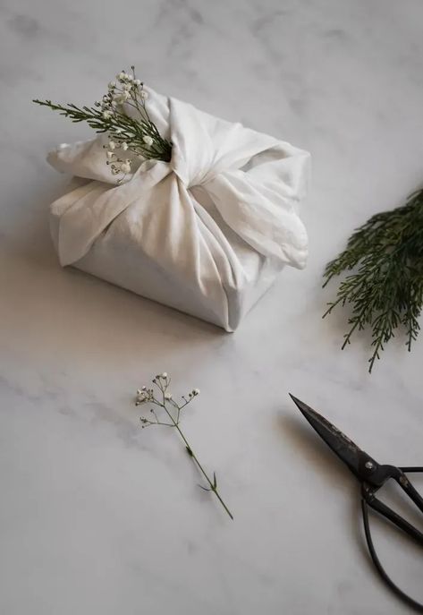 Fabric Wrapped Gifts, Tissue Wrapping Ideas, Minimal Christmas Gift Wrapping, Sustainable Gift Wrapping, Eco Friendly Gift Wrapping Diy, Aesthetic Gift Wrapping, Minimalist Gift Wrapping, Home Made Christmas Gift Ideas, Creative Christmas Wrapping