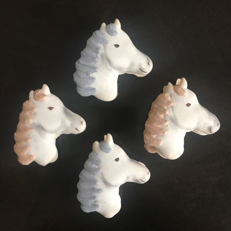 Horse macarons!!! Horse Macarons, Horse Desserts, Horse Cake, Macaron Cookies, Macaroon Recipes, All About Horses, Cake Decoration, Macarons, Cake Decorating