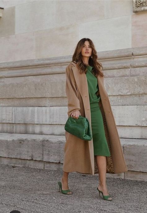 Fall outfits inspo for 2023! These fall outfits are a mix of classy and trendy for the perfect mix of modern and classic. Fall outfits to copy this season. Female Lawyer Fashion, Vinter Mode Outfits, Old Money Winter, Female Lawyer, Nude Outfits, Lawyer Fashion, Business Casual Outfits For Women, Trendy Fall Outfits, Chic Outfit