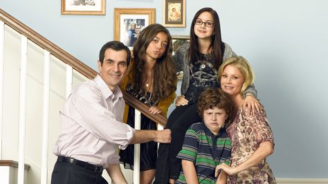 The Dunphy Family Modern Family Wallpaper, Dunphy Family, Modern Family Season 2, Family Wallpaper, Kids Tv Shows, Sarah Hyland, Blended Family, Dump A Day, Trendy Wallpaper