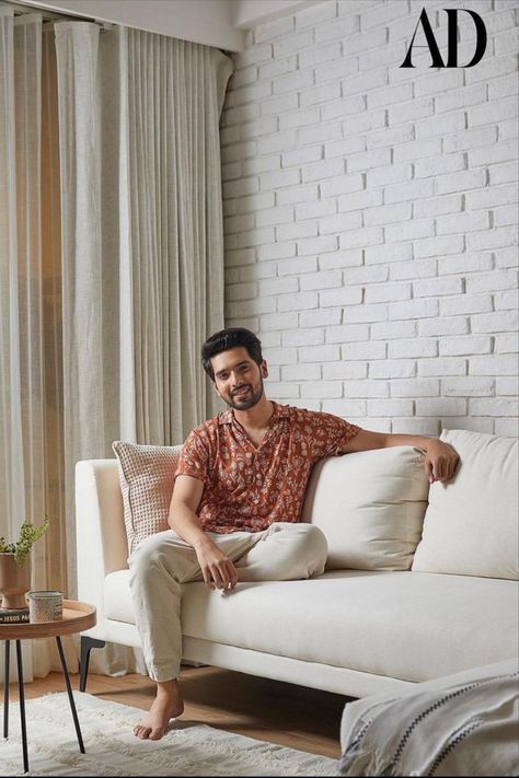 With muted accents, minimum furniture, and a room for every mood, the singer’s suburban apartment is a surprising antithesis to his larger-than-life on-screen persona.
#celebrity #home #Mumbai #singer #interiors #design #decor #suburban Suburban Apartment, Drawing Room Concept, Living Room India, Minimal Living Room Decor, Celebrity Bedrooms, Living Room Color Combination, Room Concept, Townhouse Interior, House Interior Living Room