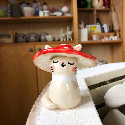 Little ceramic mushroom kitty figurine! Turned out pretty cute I think 😊 she has some pretty bad imperfections though so I’ll be keeping… Tanah Liat, Ceramic Cat, Ceramics Pottery Art, Cute Clay, Clay Art Projects, Diy Clay Crafts, Clay Ceramics, Dry Clay, Diy Clay