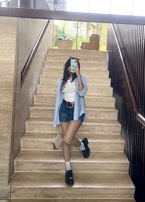 Mini Concert Outfit, Denim Skirt With Belt Outfit, Preppy Denim Skirt Outfit, Denim Skirt And Loafers Outfit, Mini Denim Skirt Outfit Ideas, Mini Demin Skirt Outfit, Demin Outfit For Women, Skirts With Loafers, Mini Skirt With Loafers