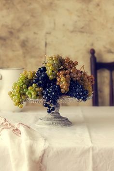 12 Grapes, Ingredients Photography, Fruit Centerpieces, Easter Bread, Grape Bunch, French Cooking, Food Decoration, Beautiful Food, Fruits And Veggies