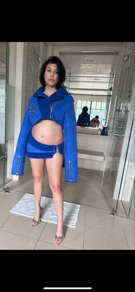 Kourtney Kardashian Pregnant, Kourtney Kardashian 2018, Kardashian Pregnant, Blink 182 Concert, Kardashian Show, Kourtney Kardashian Style, Kloe Kardashian, Bump Photos, Expecting A Baby