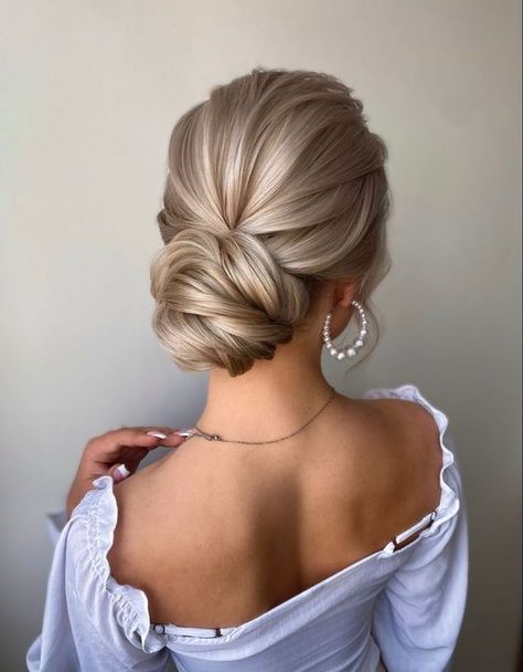 Fall Updos, Tuns Bob Lung, Hairstyle 2023, Bridesmaid Hair Inspo, Hairstyles Design, Wedding Hair Up, Bridesmaids Hair, Bridesmaid Hair Makeup, Feminine Elegance