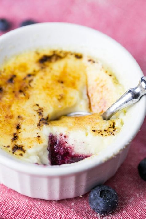 Blueberry creme brûlée is a simple but fancy dessert that is a perfect use for fresh summer blueberries (but is just as good with frozen)! | Recipe from Chattavore.com Trending Desserts, Entertaining Desserts, Icebox Desserts, Cream Brulee, Vegetarian Diets, Dessert Halloween, Creme Brulee Recipe, Brulee Recipe, Creme Brûlée