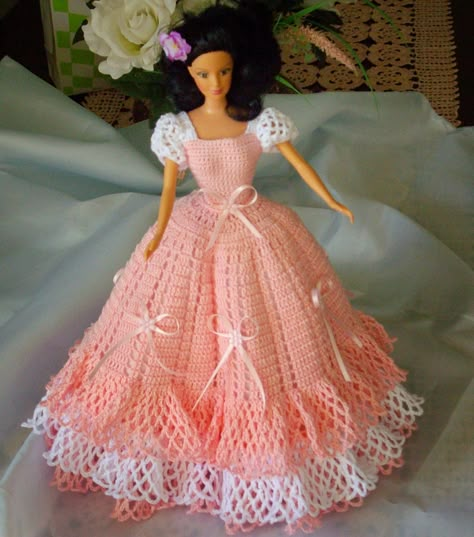 Barbie Crochet Gown, Crochet Baby Doll, Crochet Barbie Patterns, Crochet Doll Clothes Free Pattern, Free Barbie, Barbie Knitting Patterns, Barbie Dress Pattern, Barbie Wedding Dress, Crochet Barbie