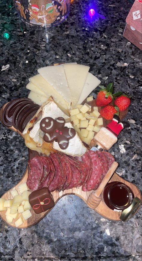 Gingerbread Charcuterie Board Ideas, Gingerbread Man Charcuterie Board, Man Charcuterie Board, Gingerbread Charcuterie Board, Bread Charcuterie Board, Raffle Ideas, Christmas Charcuterie, Charcuterie Board Ideas, Charcuterie Inspiration