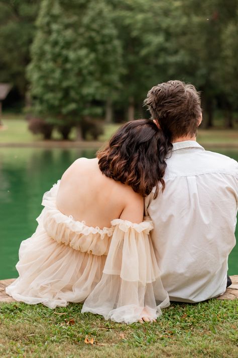 Photography Figure For Couple, On His Shoulders Couple, Head On Shoulder Aesthetic, Couple Head On Shoulder, Head On Shoulder Couple Aesthetic, Head On Shoulder Pose, Head On Shoulder Couple, Head On Shoulder, Shoulder Kiss