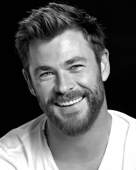 Chris Hemsworth Shirtless, Snowwhite And The Huntsman, Hemsworth Brothers, Chris Hemsworth Thor, Tattoo Photography, Actor Headshots, Australian Actors, Mens Haircuts Short, Liam Hemsworth