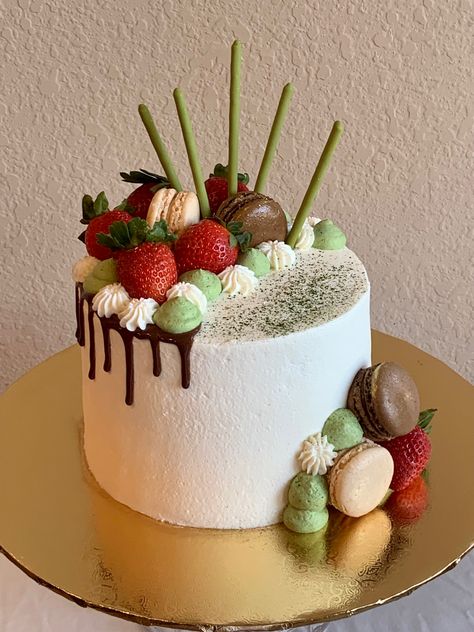 Pocky Cake, Cake With Macarons, Matcha Cake, Berry Cake, Bake Shop, Sweet Dreams, Macarons, Matcha, Delicious Desserts