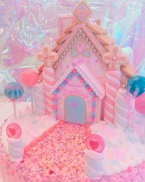 gingerbread house pinned by www.gingerbreadjournal.com Pastel Desserts, Cute Aesthetics, Kawaii Dessert, Candy House, Rainbow Food, Kawaii Room, Kawaii Food, Cute Desserts, Pastel Aesthetic