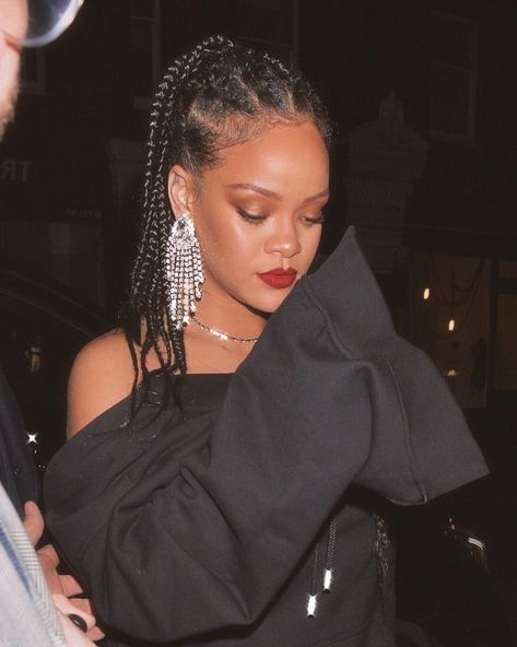 Rihanna Braids, Babushka Style, Rihanna Hair, Tan Girl, Hair Expo, Rihanna Fashion, Rihanna Hairstyles, Rihanna Outfits, Big Box Braids