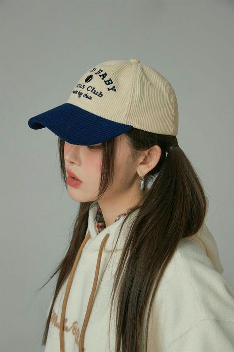 Cute Hairstyles With A Cap, Korean Baseball Cap Outfit, Styling Baseball Caps, Cute Hat Outfits Baseball Caps, Outfits With Hats For Women Baseball, Cap Style Woman, Hairstyles For Caps, Cap Hairstyles Aesthetic, Cap Hat Outfit