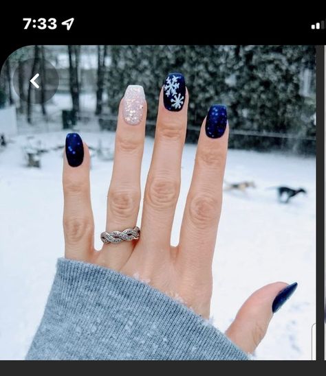 Winter Nails Blue Acrylic, Acrylic Short Christmas Nails, Blue Tip Dip Nails, Dark Blue Christmas Nails Winter, Powder Dip Nails Winter, Winter Blue Dip Nails, Blue Xmas Nails Short, Winter Nails 2022 Trends Gel Blue, Dark Blue Winter Nail Designs