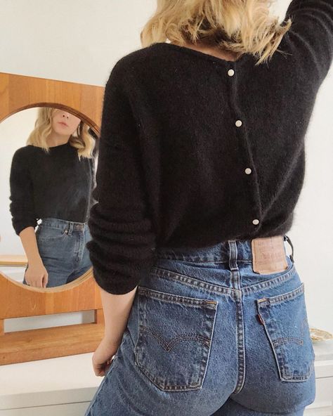 Sezane Gaspard Jumper - Jess (@jesswithless) • Instagram photos and videos Backwards Cardigan, Button Down Cardigan Outfit, Cardigan Outfit, Look Retro, Cardigan Style, Button Down Cardigan, Mode Inspo, Cardigan Fashion, 가을 패션