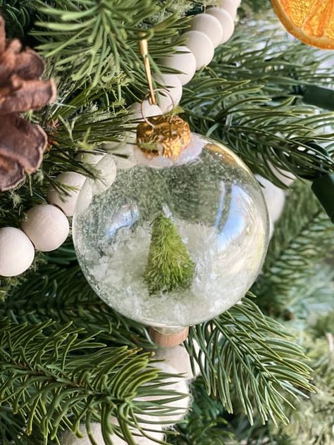 Diy Snow Globe Ornaments, Glass Ornaments Diy, Easy Diy Christmas Ornaments, Christmas Banquet, Advent Calendar Diy, Diy Christmas Sweater, Clear Christmas Ornaments, Snow Ornaments, Easy Ornaments