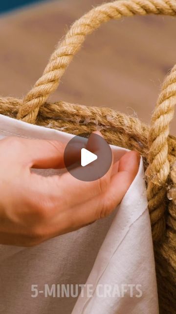 5-Minute Crafts on Instagram: "How to make a no-sew storage rope basket!

#diybasket #diyhomedecor #nosewbasket #gluegunfun" Rope Purse Diy, Diy Rope Basket, 5 Min Crafts, Rope Knots, Diy Basket, Rope Bag, Diy Purse, Rope Basket, July 17