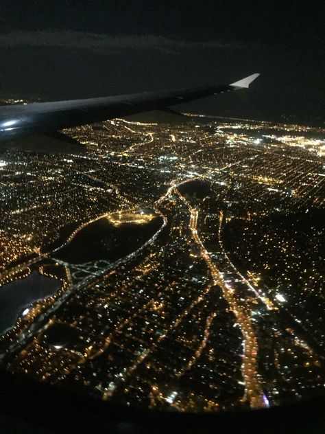 Late night flight lights Late Night Flight Aesthetic, Late Night Airport Aesthetic, Late Night Airplane, 777 Vibes, Travel Aestethic, Late Night Flight, Plane Aesthetic, Plane Flight, Airplane Wallpaper