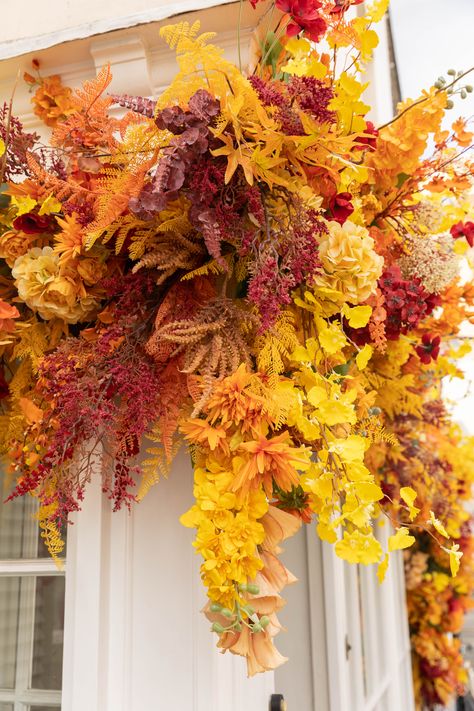 Autumn Shop Window Display, Autumn Window Display Retail, Fall Flower Installations, Autumn Florist Window Display, Fall Table Settings Autumn, Autumn Floral Installation, Autumn Window Display, Fall Apartment Decor, Outside Halloween Decorations