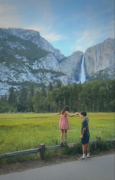 Cute Pics To Take With Your Bf, Yosemite Photo Ideas, Yosemite Picture Ideas, Yosemite Couple Photos, Yosemite Aesthetic, Yosemite Photoshoot, Granola Couple, Relationship Travel, Mountain Couple