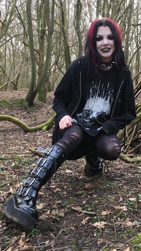 Goth Fashion Winter, Metal Goth Outfit, Metalhead Girl Outfits, Megan Mayhem, Mallgoth Outfits, Emily Strange, Punk Fashion Diy, Metalhead Girl, Goth Fits