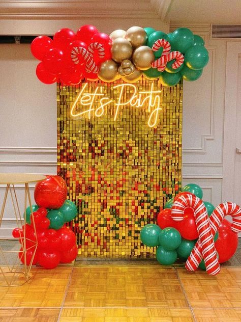 Christmas Garland Balloons, Posada Navidena, Friendmas Party Decorations, Simple Christmas Backdrop, Christmas Party Backdrop Ideas, Corporate Holiday Party Decorations, Christmas Party Photo Backdrop, Christmas Balloon Backdrop, Christmas Backdrops For Photos