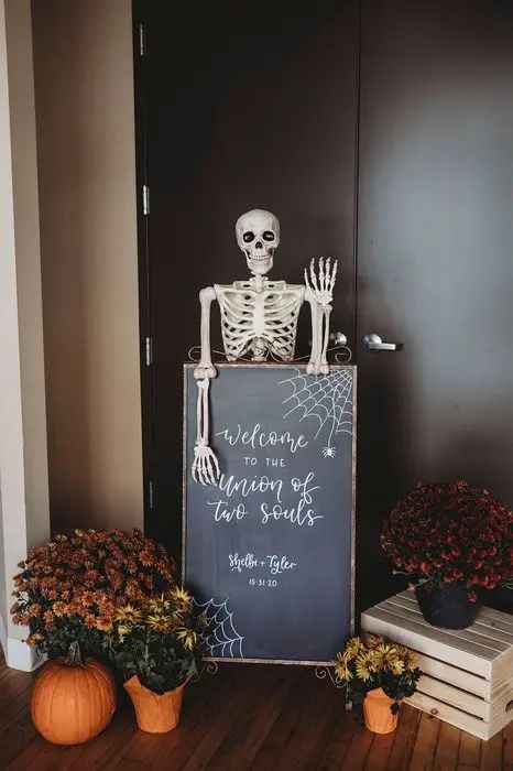 Halloween Wedding Reception, Halloween Wedding Ideas, Haunted Wedding, Gothic Wedding Theme, Dark Wedding Theme, Halloween Themed Wedding, Dekor Diy, Goth Wedding, Dark Wedding