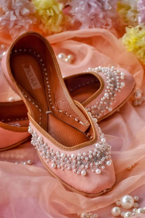 Blush Pink Pearl Embroidered Juttis for Women Pink Jutti, Green Pakistani Bridal Dress, Juttis For Women, Light Pink Shoes, Indian Shoes, Simple Henna Tattoo, Shoes Photography, Tomboy Outfits, Dress Indian Style