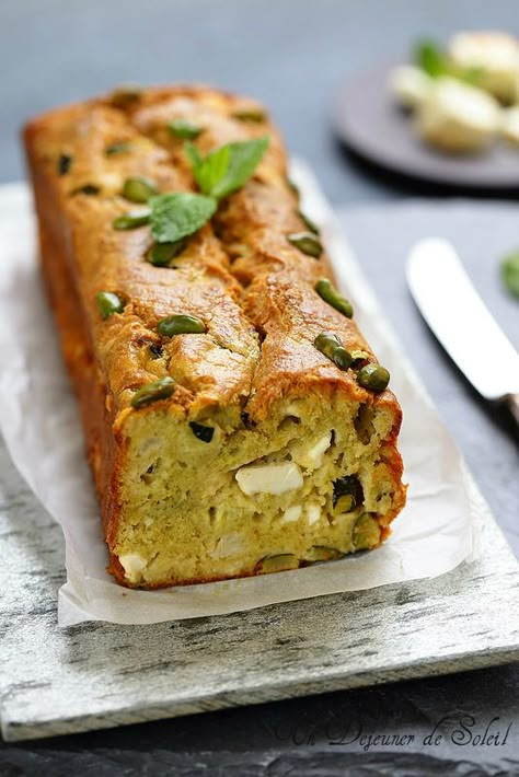 Cake aux courgettes et à la feta Cake Courgette, Zucchini Feta, Salty Cake, Salty Foods, Vegetarian Appetizers, Savoury Baking, Bread Dough, Good Healthy Recipes, Save Food