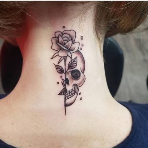 Rose And Skull Tattoo, Pretty Skull Tattoos, Skull And Rose Tattoo, Small Skull Tattoo, Sin Tattoo, Skull Tattoo Flowers, Feminine Skull Tattoos, Skull Rose Tattoos, Girl Neck Tattoos