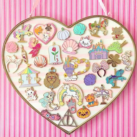 Pin Board Ideas, Kitty Gang, Pin Wall, Disney Pins Sets, Aesthetic Disney, Wall Art Love, Backpack Pins, Disney Decor, Disney Photos