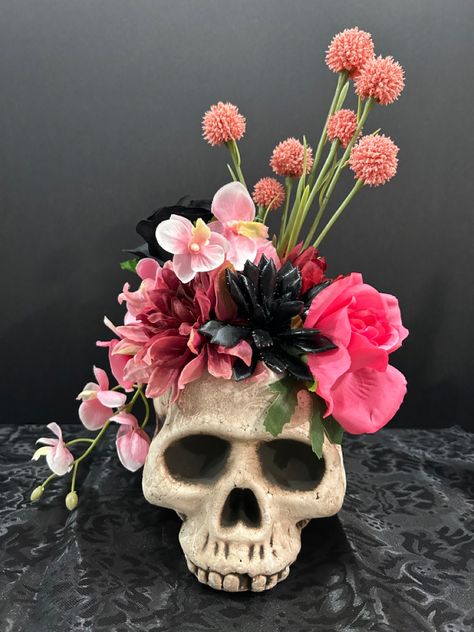 Skull Flower Bouquet, Pink And Black Floral Arrangements, Skeleton Floral Decor, Skull Wedding Decorations, Skull Centerpiece Halloween, Skull Centrepiece Wedding, Halloween Skull Flower Arrangement, Goth Valentines, Skull Centerpiece