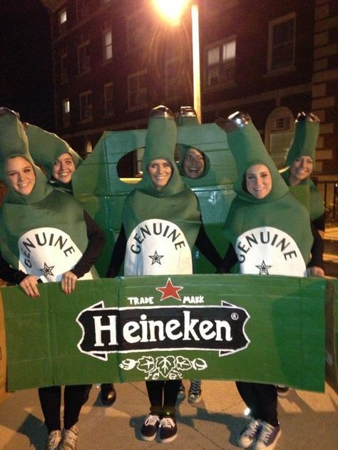 A six-pack. | 32 Ridiculously Clever Group Halloween Costumes Beer Halloween Costumes, Funny Group Halloween Costumes, Karneval Diy, Beer Costume, Carnaval Costume, Fairy Halloween Costumes, Food Costumes, Halloween Costumes Friends, Group Costumes