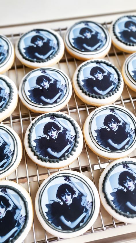 Addams family cookies Wednesday Addams Theme Cupcakes, Addams Family Cupcakes, Wednesday Adams Cupcakes, Wednesday Addams Birthday Party Food, Addams Family Cookies, Wendsday Birthday Party, Wednesday Addams Cookies, Wednesday Decorations, Wensday Adams Party Ideas