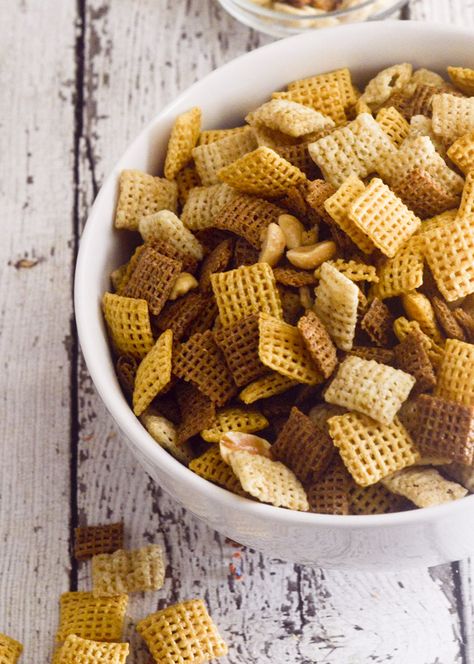 Party Chex Mix – Weight Watcher’s (4 points per serving) – Recipe Diaries - Great appetizers for Game Day Food! Low Fat Chex Mix Recipes, Pretzel Goldfish, Healthy Chex Mix, Fall Cookbook, Chicken Dorito, Goldfish Party, Weight Watcher Recipes, Chickpea Recipes Easy, Goldfish Snack