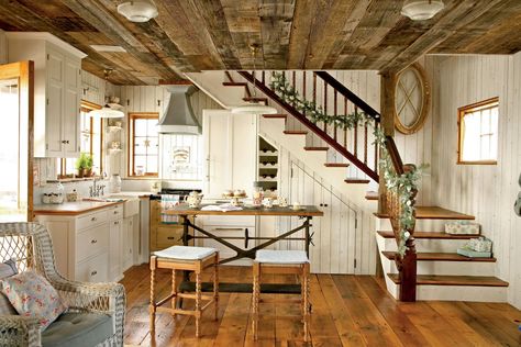 Lake House Christmas 26 - decoratoo Coastal Cottage Kitchen, Cottage Style Interiors, Cottage Coastal, Irish Cottage, Interior Design Per La Casa, Cottage Interior, Cottage Kitchens, Coastal Living Rooms, Style Cottage